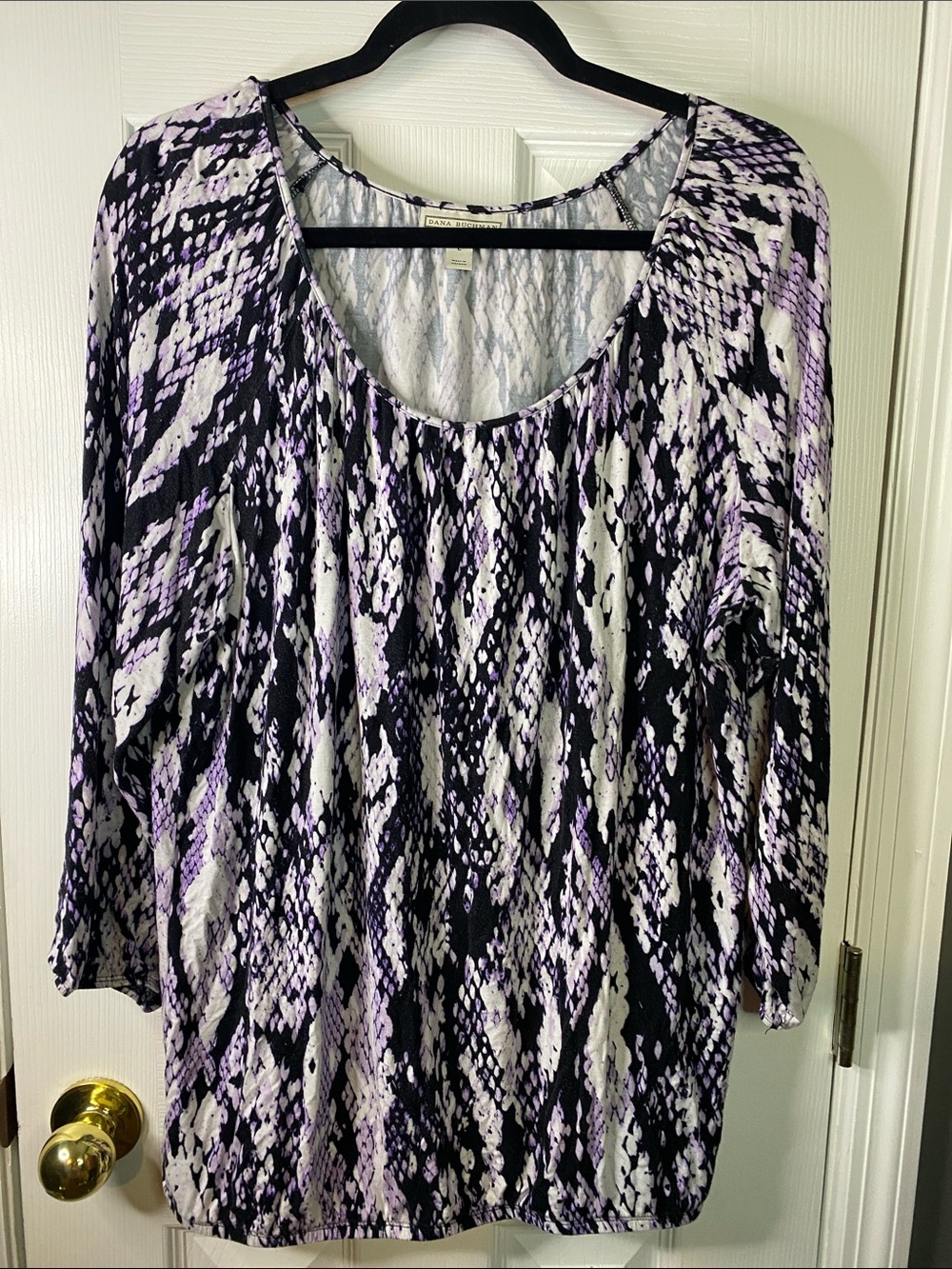 Dana Buchman Women’s Scoop Neck Printed Blouse in Black, White & Lavender LG.